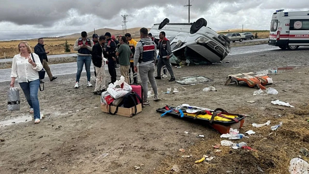 Nevşehir’de feci kaza: Turistleri taşıyan minibüs devrildi… 18 yaralı!