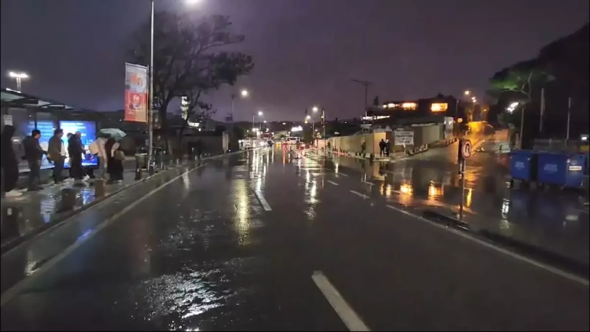 İstanbul’da Yer Yer Sağanak Yağış