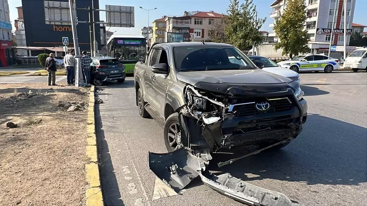 Pikapla Çarpışan Otomobilde 9 Yaşındaki Çocuk Yaralandı