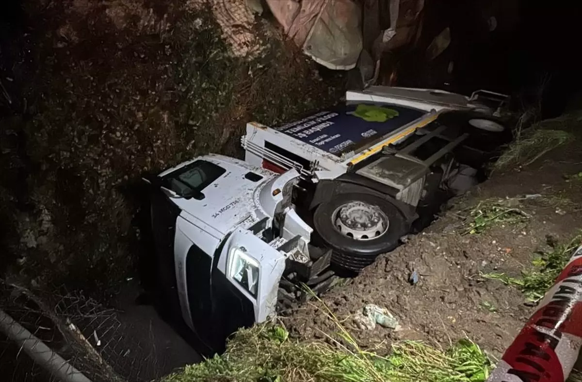 Üsküdar’da Çöp Kamyonu Dereye Düştü